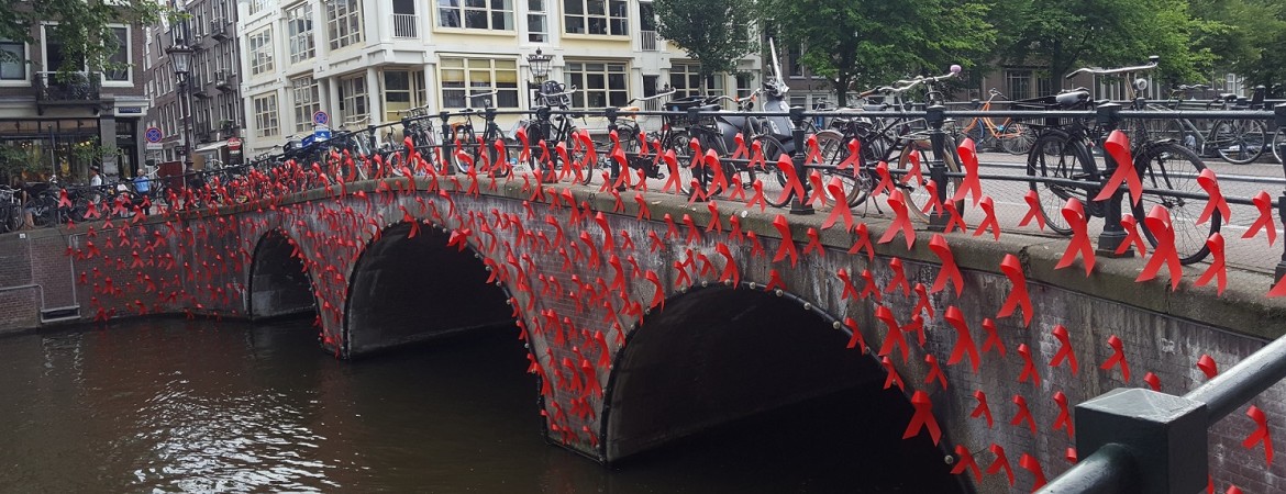 Red-ribbon-visible-on-Amsterdam-bridge